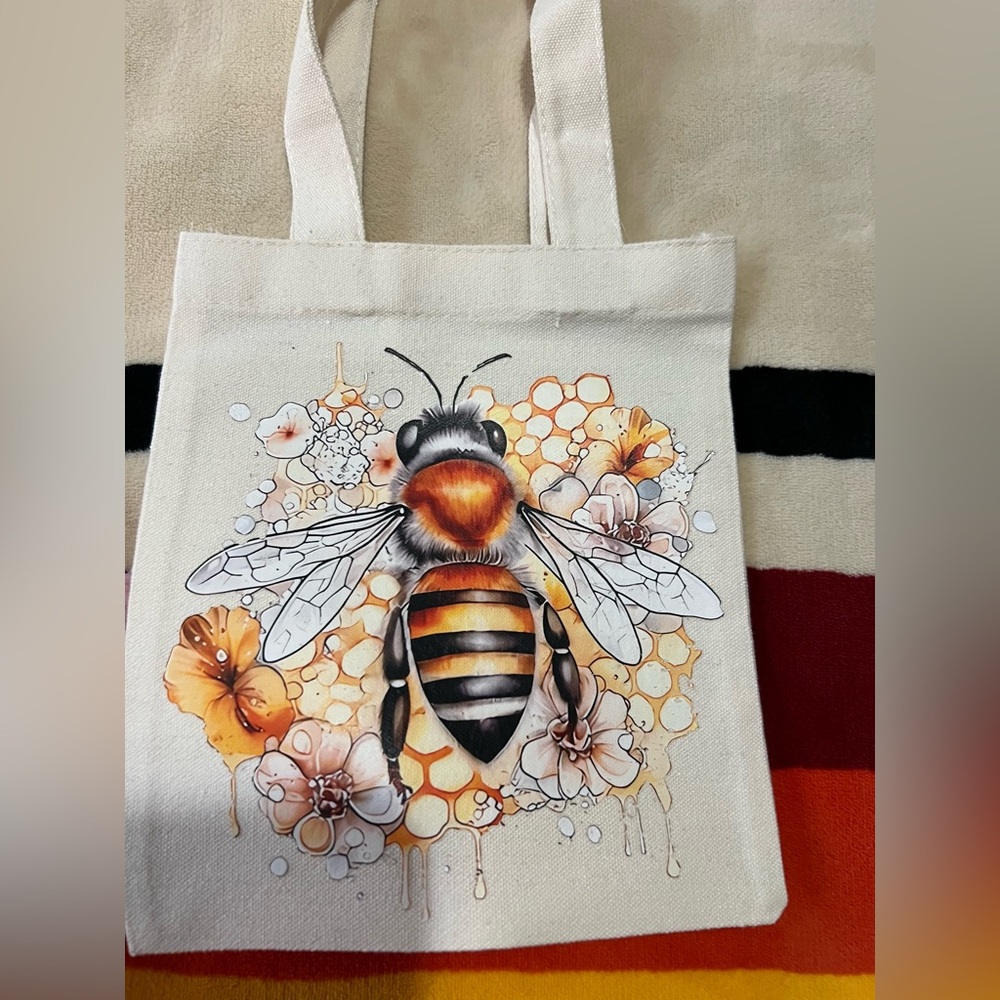 Small Bee Hand Bag 🐝 - Picture 4 of 5